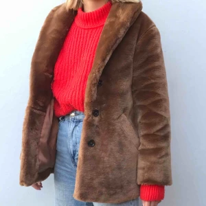  - Röd superskön stickad tröja från hm! Köpt för några månader sedan och bara använd ett fåtal gånger! Möts upp i Stockholm eller skickar!!