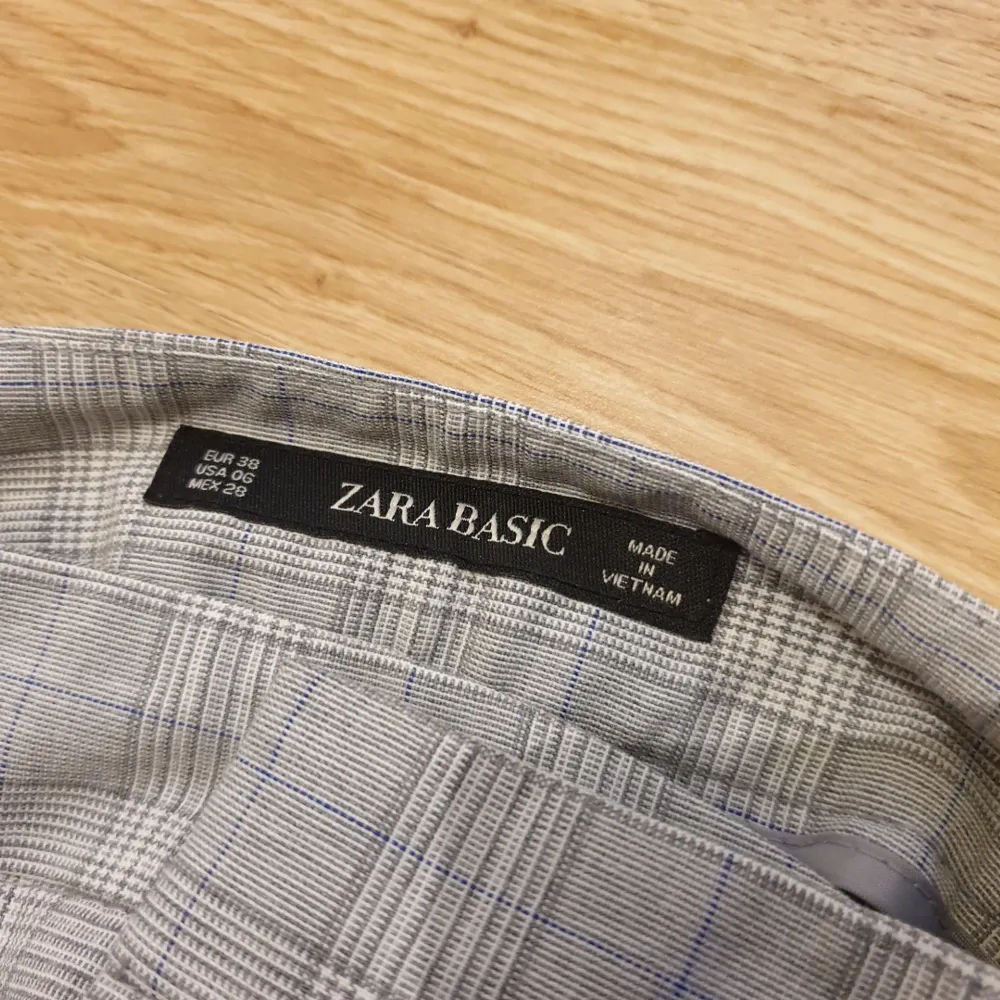 Super snygga kostymbyxor från Zara! Säljer pga för små tyvärr. Kan mötas upp i Stockholm eller skicka mot frakt  . Jeans & Byxor.