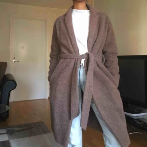  - Kappa i syntet! Nopprig men går nog att få bort med sax/kam/noppborttagare :) 