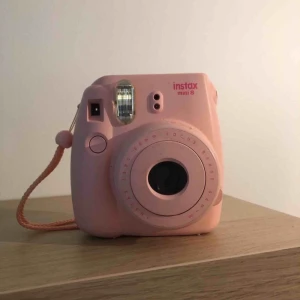  - Säljer min älskade polaroidkamera 😞 nypris var ca 700kr. Skickar med 10 fotopapper!