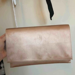  - Clutch. Champagne färgad.  Perfekt till bal. Frakt ingår ej
