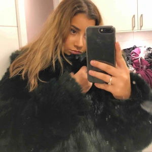  - Supersnygg pälsjacka i faux fur, inköpt för 800kr. Endast använd en gång. Perfekt för vintern!✨  Köparen står för frakten, har du några frågor är du varmt välkommen att lämna en kommentar!😊