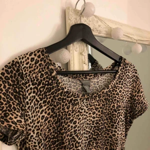  - Leopard tröja! As snygg om man t.ex knyter upp den eller liknande ☺️ Möts upp i Linköping annars stå köpare för frakt💖