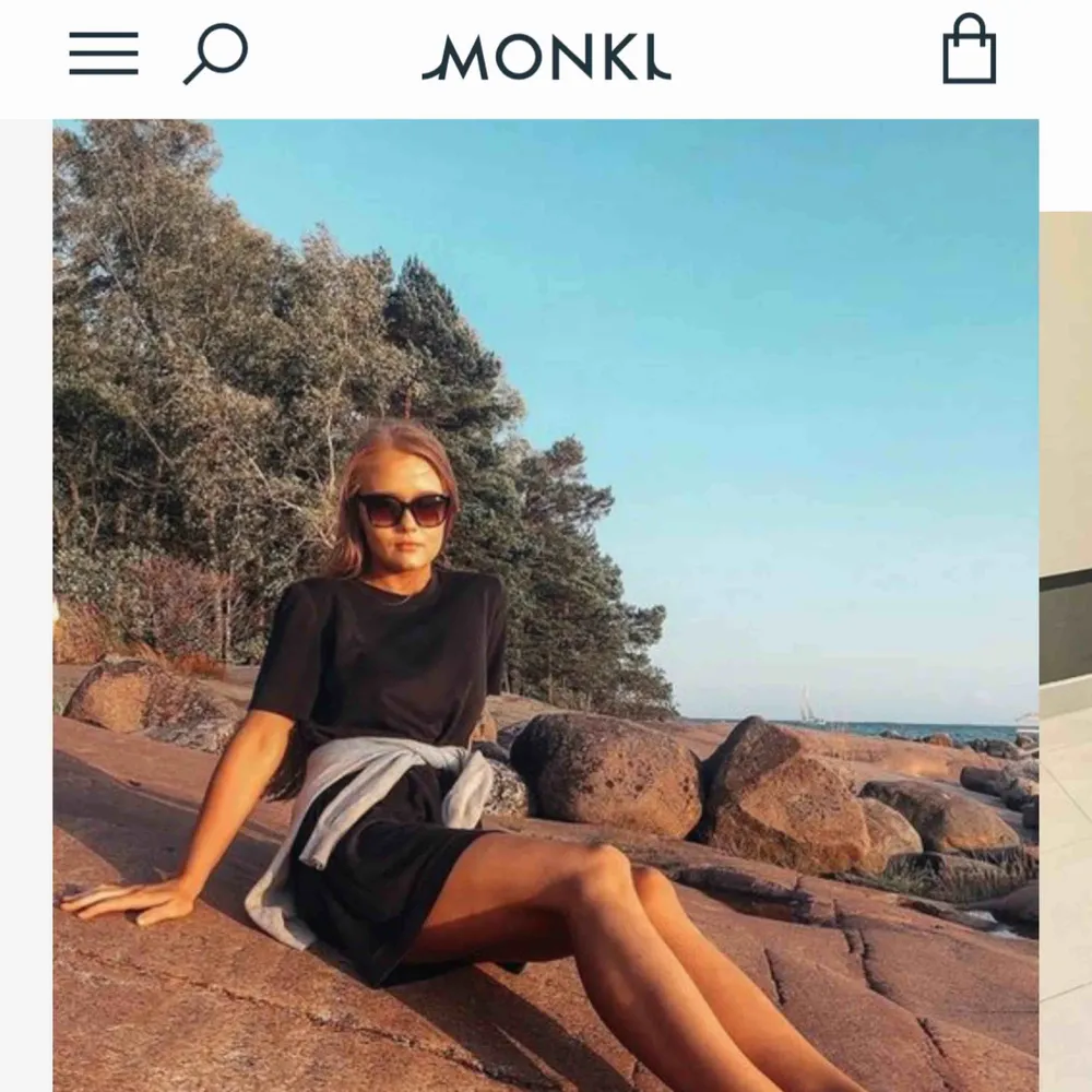 Säljer min supersköna tshirtklänning från monki :( den har blivit för liten . Klänningar.