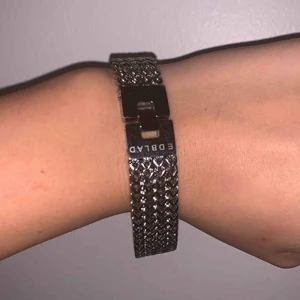 - Ett superläckert armband i rostfritt stål ifrån Edblad. Ursprungspris: 499kr (prisgrupp 8). Tyvärr för stor i storleken för mig- så aldrig använt. Storlek: 20,5. I riktigt bra skick. Kom och köp!😚