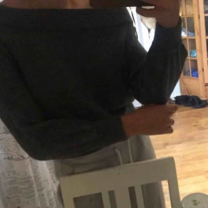  - Köpt på hm säljer för ja har för många kläder ,den sitter bra och e  varm,köparen står för frakt💓