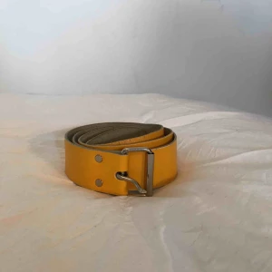  - Ett gult skärp som tidigare är köpt på humana. Bra kavitet och skick !!   Passform är bra för den med både stor och liten midja då det finns många hål!! 