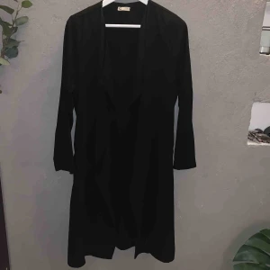  - Svart tunn kappa från Cubus. Fint skick. Frakt tillkommer!