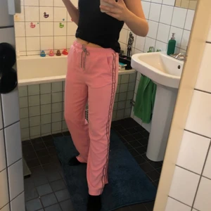  - Supersköna trackpants från humana! Har slits vid foten och är i bra skick😊