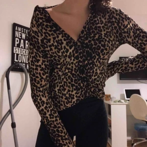  - Leopard blus från ZARA 🐆 Passar även xs! Köparen står för frakt, kan mötas upp 🤩