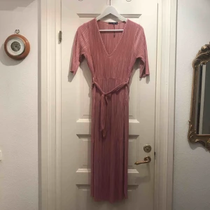  - Gammalrosa klänning , hämta i Majorna eller skicka för 42kr  