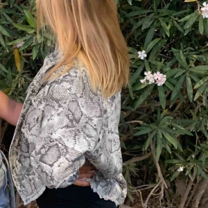  - Snygg tunnare jacka från Zara. Storlek m alltså passar mig som är  xs/s som lite oversized, snyggt snakeprint och (nitar) kring fickor och sömmar 