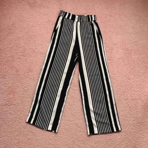  - Sköna bekväma vida byxor. Använt ett antal gånger men i bra skick. Frakt tillkommer 