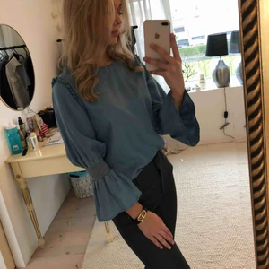 - Supersöt blus från Zara. Endast använd några få gånger så i princip som ny! Kan frakta eller mötas upp i Helsingborg. 