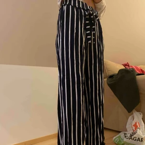  - Ett par pösiga tygbyxor från H&M med svart vita ränder. Väldigt stretchiga så passar en S eller en L lika mycket som en M