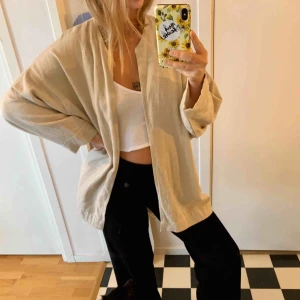  - Jättefin kofta ish köpt på Bali, vet inte vad det är för material, lite bohemisk inspirerad, frakt ingår!!:)