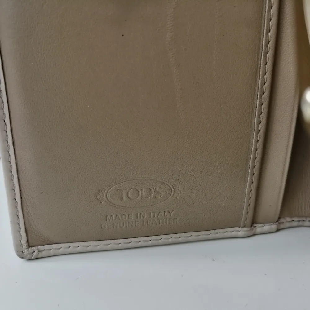 Tod's purse, very good condition, box, authentic, color beige, size 15x9cm, write me for more info and pics 🙂                                            delivery to USA, Canada and Australia No return. Accessoarer.