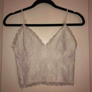  - Supersöt vit spets bralett-top från BikBok. Banden kan ändras och den är i bra skick, då ändå använd. Frakt tillkommer