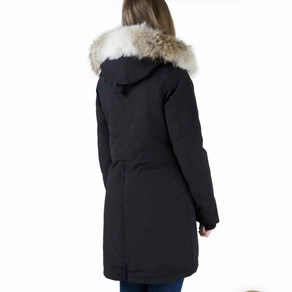 Canada goose rossclair använd ca 2 vintrar, köpt på Canada goose hemsida för 9699kr, storlek M, BUDA!!!!. Jackor.
