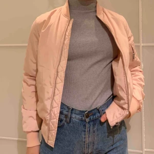  - Rosa bomberjacka från Crocker i mycket bra skick. Kan skickas men köpare står för frakt annars kan jag mötas i Stockholm.