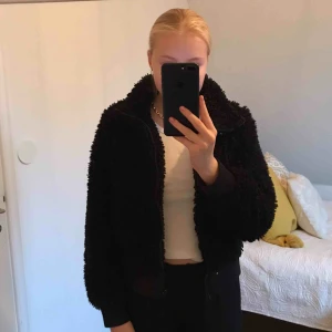  - Supermysig teddyjacka i svart🖤 Köpt förra året på zara för 600kr Kan mötas upp i Sthlm eller så står köparen för frakt💕💕 