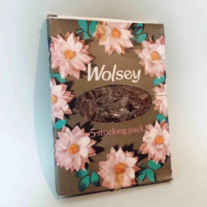  - Stockings från 50-60talet. Köpt i Birmingham vintage store. För folk med kunskap inom pinuppa-kulturen och vintage mode. Oanvända!  Strl: L  OBS! Dessa är tunna och innehåller 5st (inte 5par). Hållt sig bra i 50+ år! Fantastiskt memorabilia! 