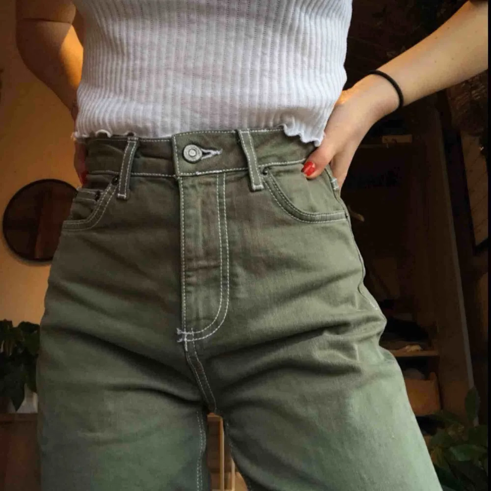 Snygga khakifärgade jeans med vita sömmar. Köpta på plick (förra säljarens bilder), använda fåtal ggr. Köpare står för frakt 🥰. Jeans & Byxor.