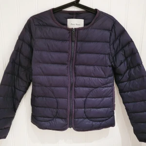  - Jättefin jacka från Part Two. Köptes för 1200kr. Ser helt ny ut och har djur- och rökfritt hem. Färgen är mörkblå. Sparsamt använd.