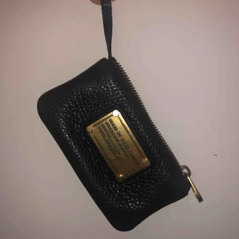 Gör en liten intressekoll på min älskade Marc Jacobs key pouch. Knappt använd så den är i perfekt skick och självklart äkta!💞 köpt för ungefär 1200 så buda med priser ni tycker är rimliga! Start bud: 200kr   Frakt: 18kr. Väskor.