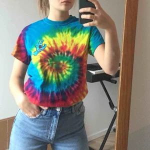  - Ännu en Santa Cruz tröja. Såå snygga färger på denna. Köpare står för Frakt. Annars möts vi upp på söder 🧁