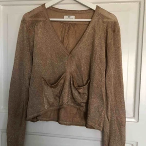  - Guldglittrig topp/kofta från DAY. Knappt använd väldigt fint skick. Väldigt dyr i inköp