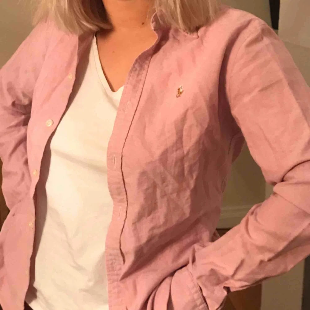 Rosa Ralph Lauren skjorta i modellen SLIM FIT! . Skjortor.