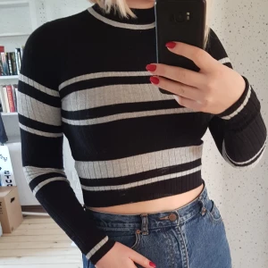  - Svårt och grå cropped long sleave Fint skick! Jag har vanligtvis M. Köparen betalar frakt 