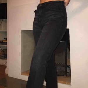 - Säljer p.g.a modellen inte passar på mig. Svart/gråa jeans supersnygga till hösten. Raka i modellen, midjan 28 och längden 32! 