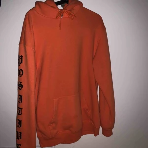  - Lite oversized mysig hoodie som passar bra till hösten. Coolt tryck på ärmarna och bak på luvan. 