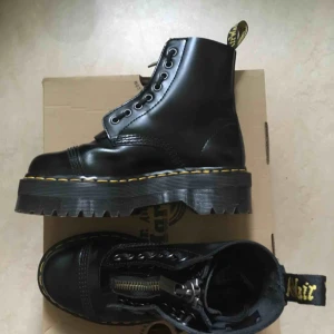  - Dr martens Sinclair leather plattform boots   Använda ett tiotal gånger, i mycket fint skick! 