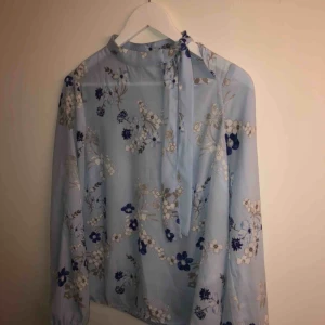  - Blus från Gina Tricot säljes. Använd fåtal gånger. Köparen står för frakt. Storlek S 