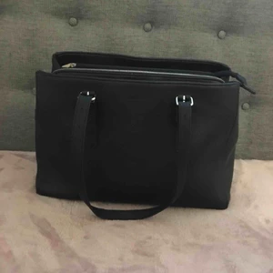  - Säljer min superfina och smarta väska från Don Donna (köpte den på accent). Den har jättebra förvaring för små saker och skolmappar. Den har en läderimitation. Lite slitna på banden 💕