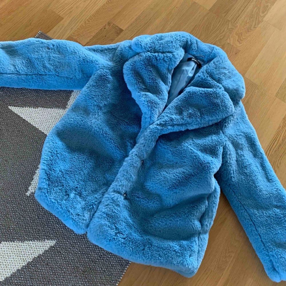 Letar du efter den perfekta jackan till höst och vinter? Den här fuskpälsjackan i en babyblå färg gör varje mörk dag härlig! Jackan är oanvänd och därför i nyskick!  Frakt 95 kr. Jackor.