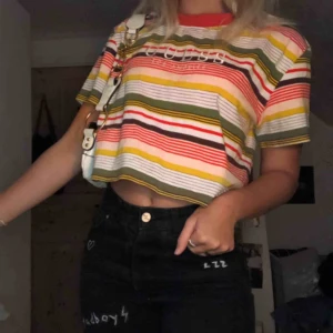  - sjukt snygg croppad t-shirt från guess!! köpt i somras för 500kr men är oanvänd. strl L men passar mig med XS/S också. frakten är inräknad i priset! 💓💓🧬💖🧫🦠
