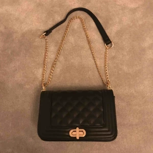  - Hej jag säljer en väska från NYPD nästa oanvänd original pris 499kr säljer för 199kr⚡️