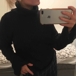  - Jättefin stickad tröja ifrån NAKD, sparsamt använd men har tyvärr fått avsky emot hög krage Hahah. Nypris 249kr på NAKD, köpare står för 50kr frakt 😊 passar Xs/S