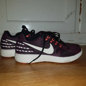  - Ett par helt nya supersnygga Nike Lunartempo 2. Köptes i somras och testade en gång så har inte kvittot eller lådan kvar. Tyvärr för små för mig.