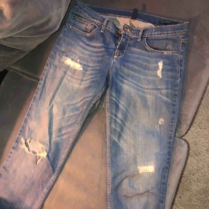 - Jeans från Benetton lågt skurna med storlek waist 27