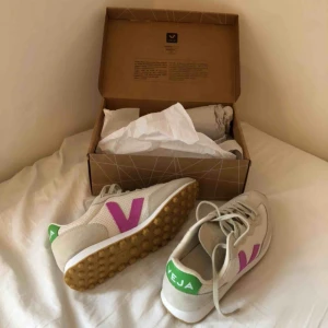  - Oanvända (endast provade) Veja sneakers, modell ”Rio Branco”. Strl 41 men är små i storleken så mer som 40. Suuupersnygga och går inte att få tag på längre! Säljer då de tyvärr är för små :/