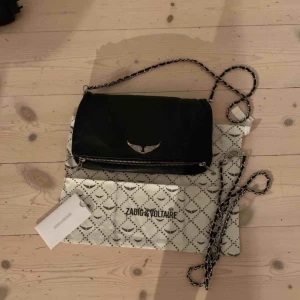  - Vanliga svarta väskan från Zadig Voltaire, rock bag Bra skick Ingår två kedjor till, ett kort och ett längre Äkthetsbevis och dustbag Väskan passar till allt😊 