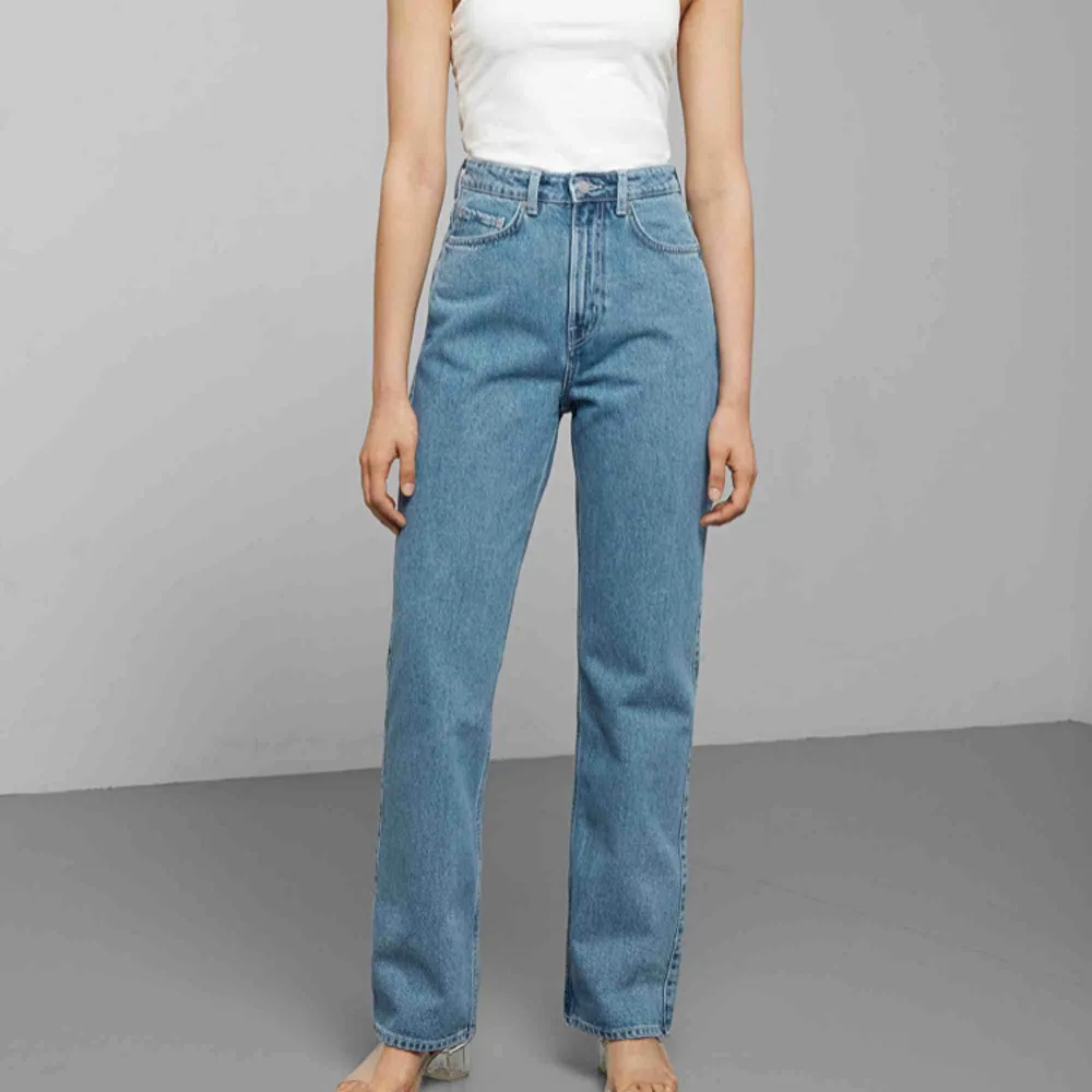 Säljer dessa jeans från weekday i modellen row då dem blivit för stora. Använda men i fint skick, lite slitna vid midjan. Köparen står för frakt:). Jeans & Byxor.