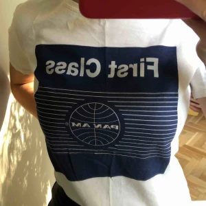  - Snygg t-Shirt från Zara! Använd ett fåtal gånger💕💕💕 storlek xs eller s, kontakta för rätt storlek!☺️