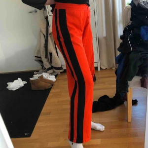  - Röd snyggare mjukisbyxa från j.lindeberg. Nästan aldrig använda tyvärr då jag gick ner i vikt.   Jag är en storlek 36/S i alla kläder vanligtvis och är 177cm lång så passform kan variera. Hör gärna av dig om du har frågor! 🥰