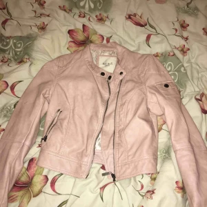  - SKITSNYGG ljusrosa skinnjacka men som tyvärr är för liten för mig. Pris kan diskuteras